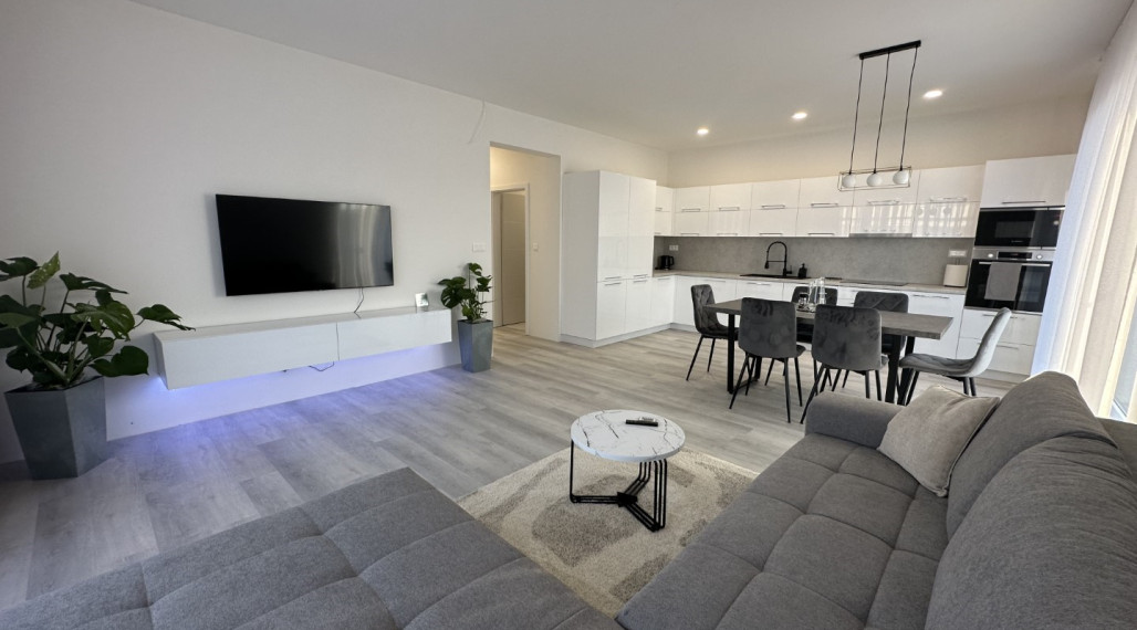 Klimatizovaný 4i zariadený dom, vírivka, 2x parking, D. Lužná