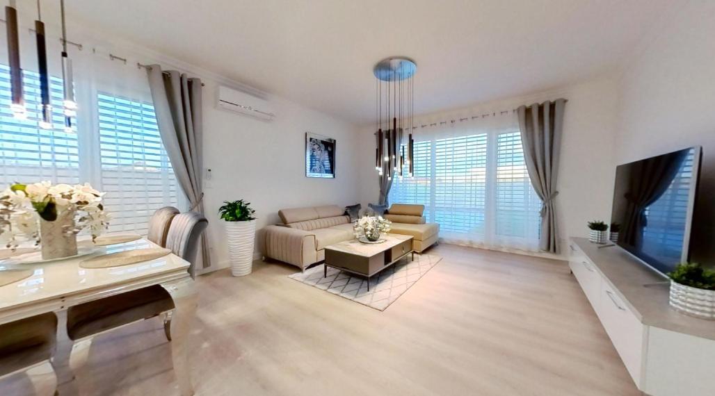 Klimatizovaný 4i rodinný dom, zariadený dizajnérom, bazén, 2x parkovanie na pozemku, novostavba 2023