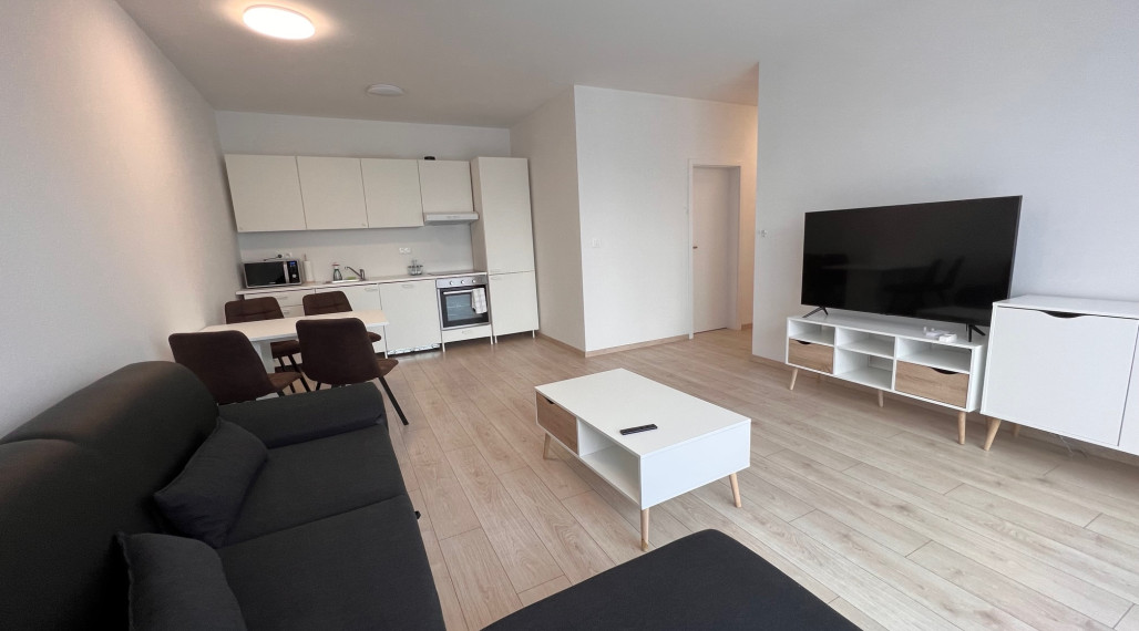 Klimatizovaný, zariadený 2i byt v novostavbe v tichej lokalite Rovinka s vlastným parkovacím miestom