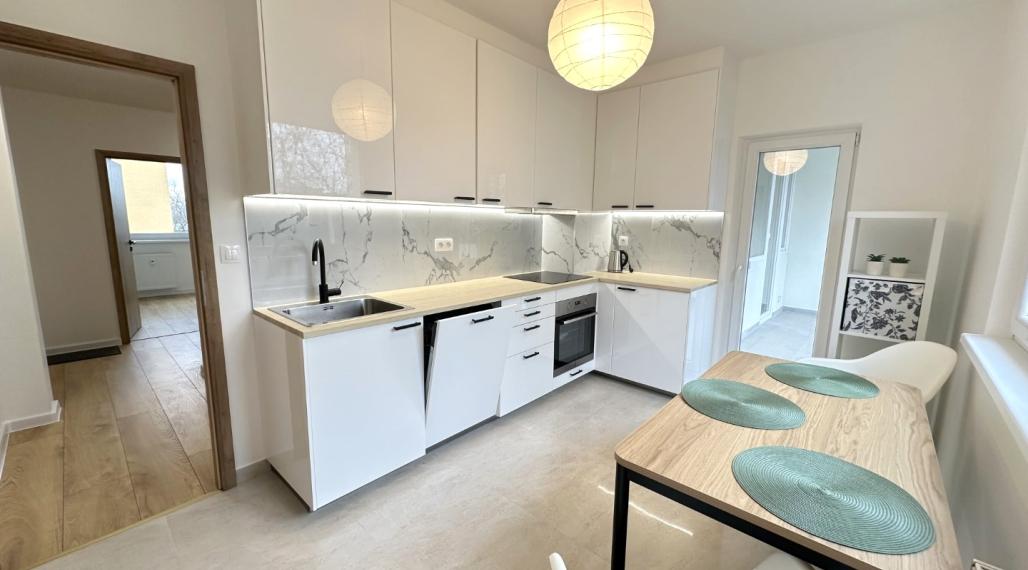 Kompletne zrekonštruovaný 3i byt s veľkou loggiou a pivnicou, Vilová ulica, Bratislava - Petržalka