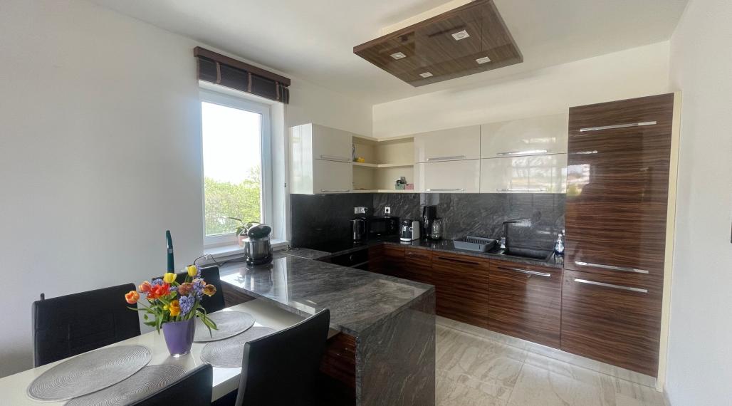 Výhodná ponuka! Kompletne zariadený 2 izb. byt s parkovacím miestom a pivničnou kobkou v cene