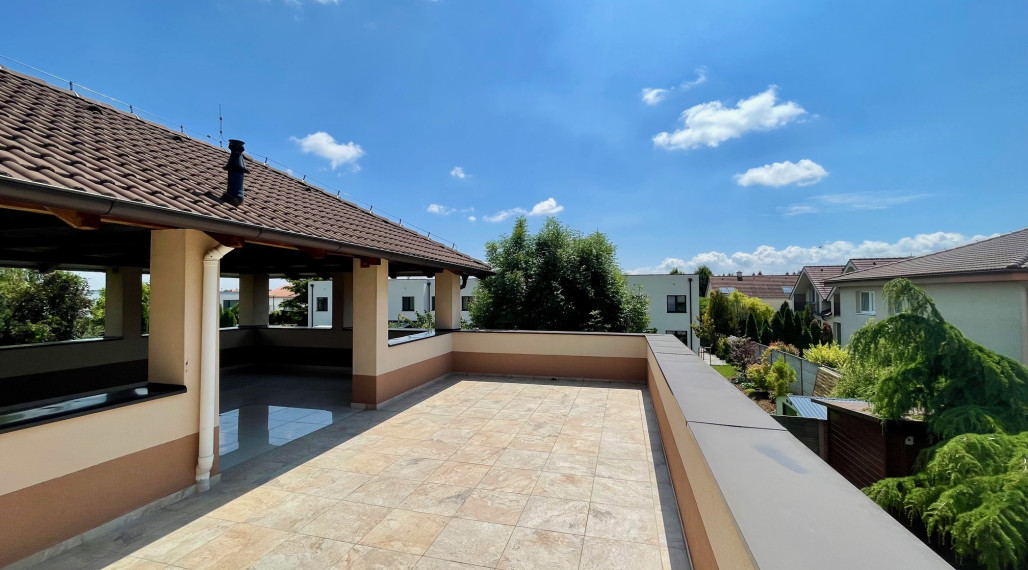 Rezervované. Veľkometrážny, slnečný byt s nadštandardne veľkou terasou - TOP PONUKA