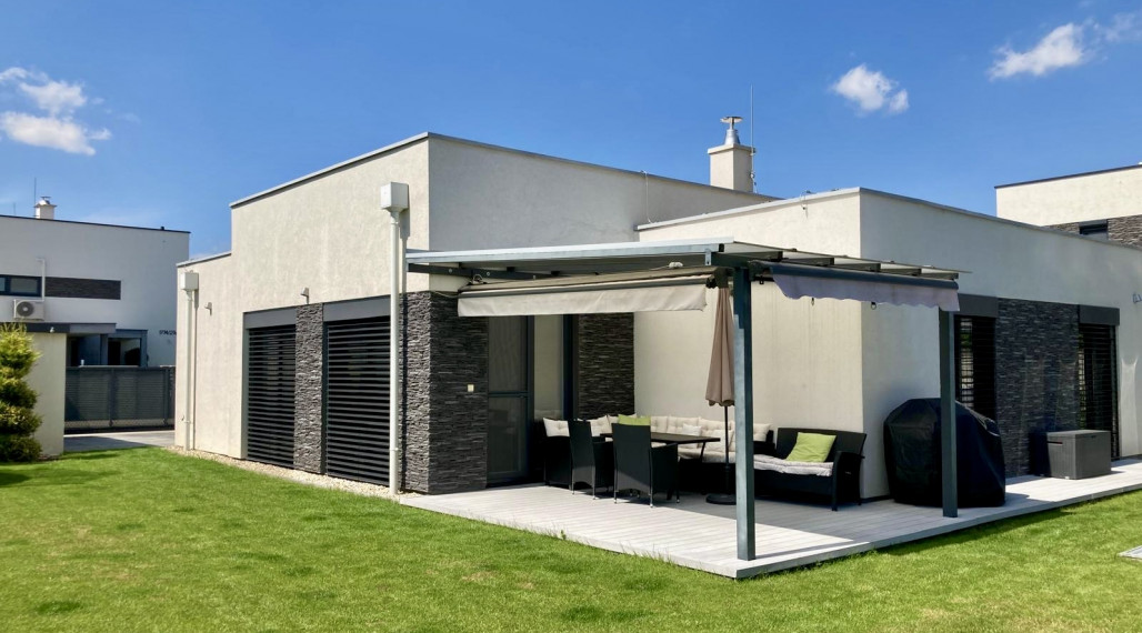 ODPORÚČAME! Skvelý, samostatný bungalov s bazénom a garážou