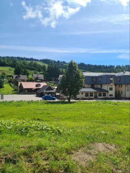 Slnečný pozemok na výstavbu rodinného domu v centre obce