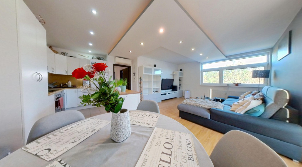 Klimatizovaný 3i byt, 2x balkón, kolaudácia r. 2009, 2x parkovacie miesto v garáži