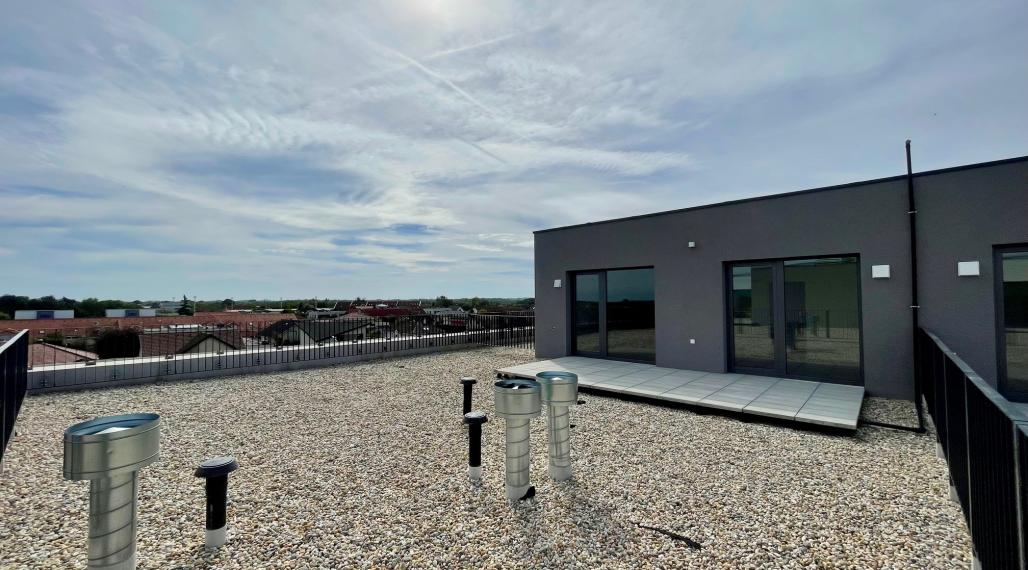 Skolaudovaný, strešný 2 izbový byt s krásnou terasou