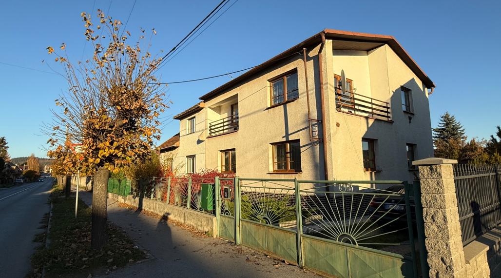 Rezervované: 4 izbový rodinný dom, 2x garáž, pozemok 674 m2