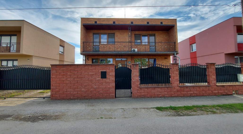 Krásny, slnečný rodinný dom so samostatnou garážou - výborná investícia