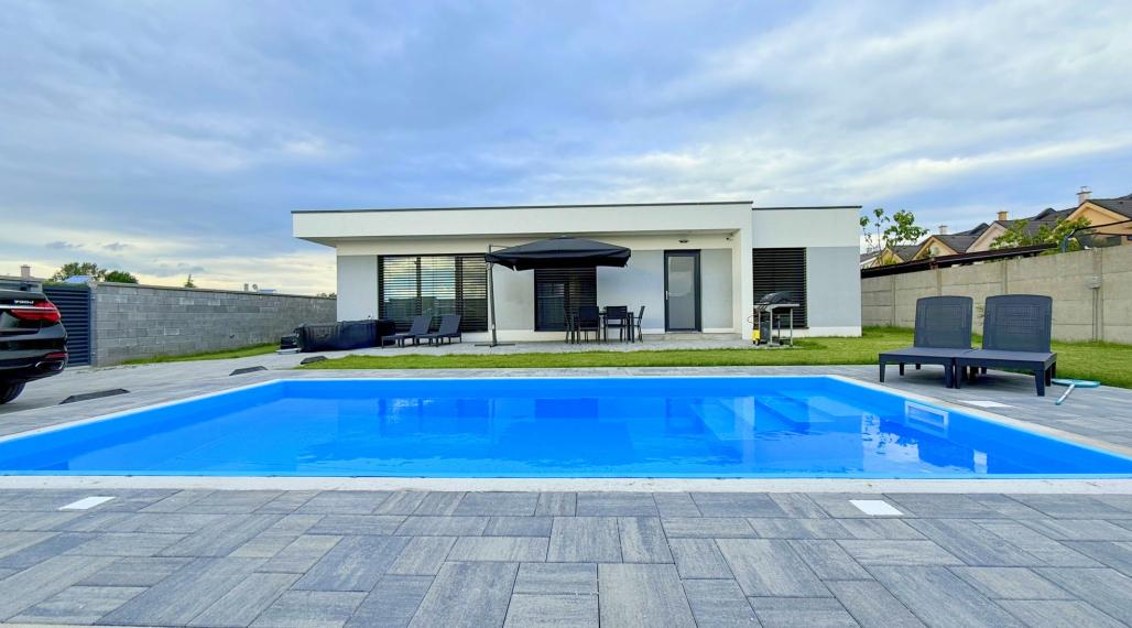 Klimatizovaný 4i rodinný dom s bazénom, 2x parkovanie na pozemku, novostavba 2023