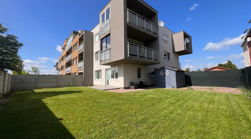 Zariadený 2i byt so záhradou 198m2, novostavba 2016, 1x parkovanie