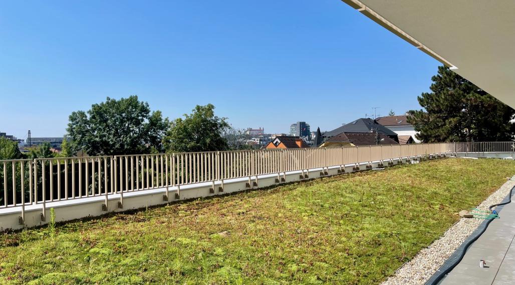 Slnečný 2 izb. byt s predzáhradkou a výhľadom na Bratislavu