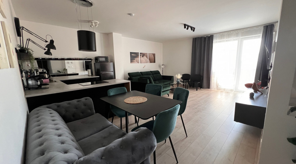 Klimatizovaný, zariadený 2i byt v novostavbe v tichej lokalite Rovinka s vlastným parkovacím miestom