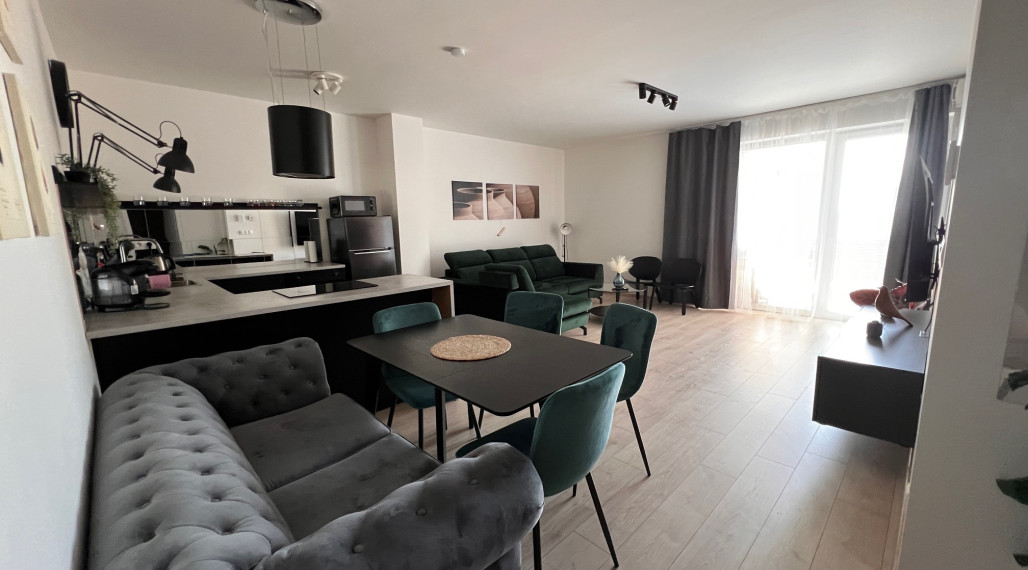 Klimatizovaný, zariadený 2i byt v novostavbe v tichej lokalite Rovinka s vlastným parkovacím miestom