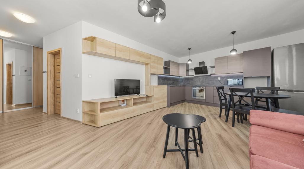 Krátkodobý prenájom, klimatizovaný 2i byt s balkónom, novostavba 2016, parkovacie miesto