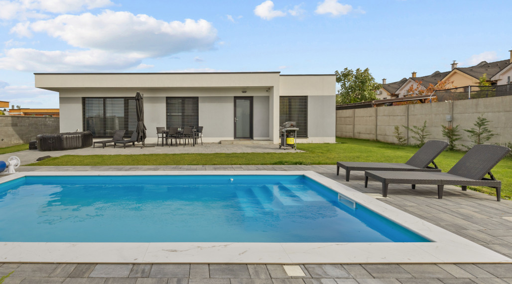 Klimatizovaný 4i rodinný dom s bazénom, 2x parkovanie na pozemku, novostavba 2023