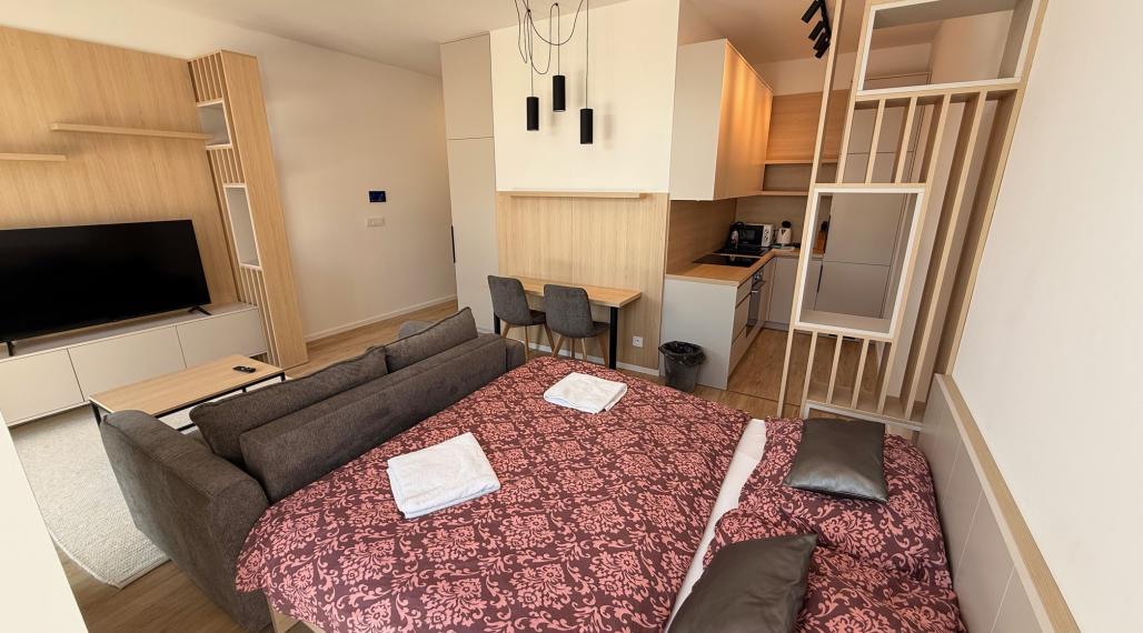 Zariadený 1i byt s terasou a predzáhradkou vo vyhľadávanej lokalite, Nálepkova ul. Lipt. Mikuláš - Tri Háje