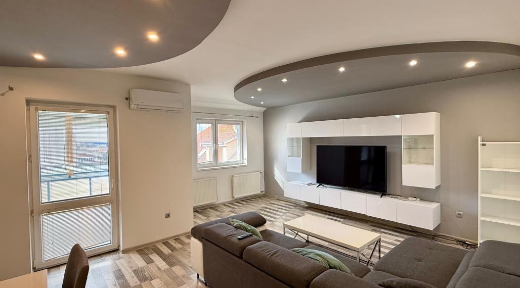 Veľký, kompletne zariadený 3 izbový byt s garážovým miestom