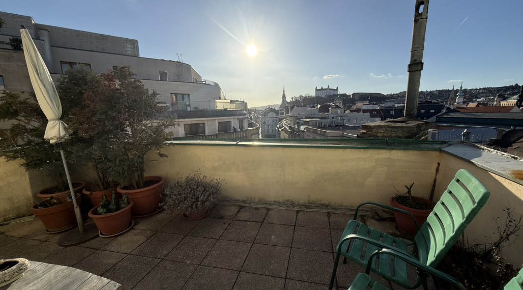 Klimatizovaný 4-izbový byt, v úplnom centre mesta, Laurinská ul.