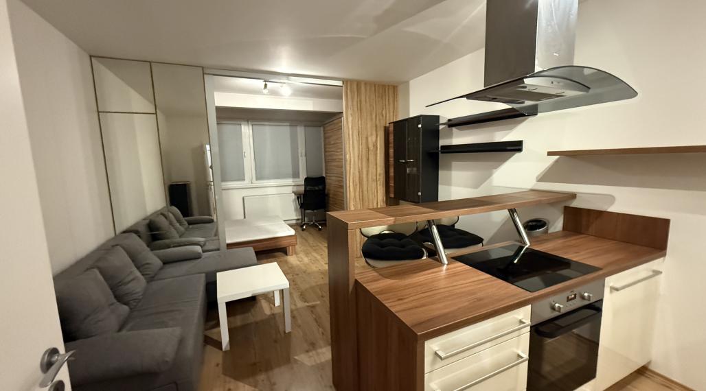 Klimatizovaný 1.5-izbový byt, parkovacie miesto, novostavba