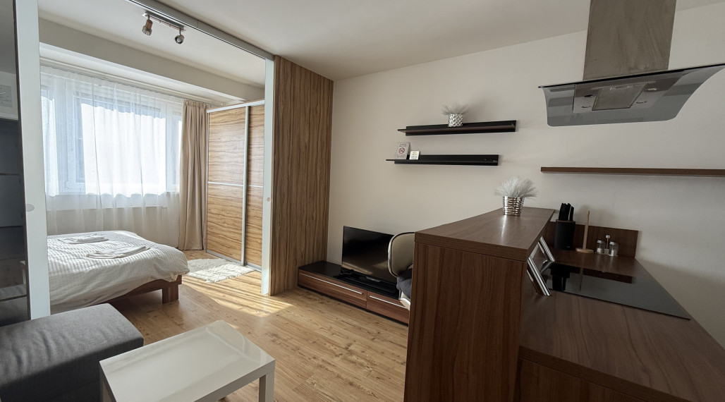 Klimatizovaný 1.5-izbový byt, parkovacie miesto, novostavba