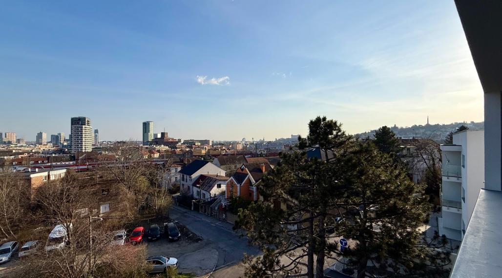 Skolaudované - 2 izb.byt s veľkým balkónom a krásnym výhľadom na Bratislavu