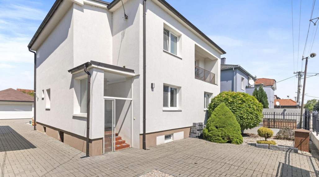 Predaj veľkometrážneho 6 izb. rodinného domu s bazénom v centre Rovinky