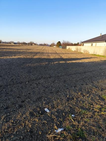 Atraktívny pozemok v obci Košúty, tichá lokalita, dobrý prístup.