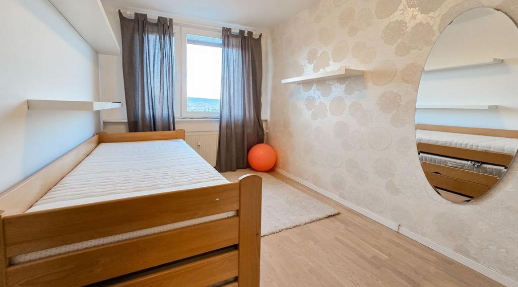 TOP PONUKA-Priestranný 3-izbový byt s balkónom v zelenej časti Dúbravky