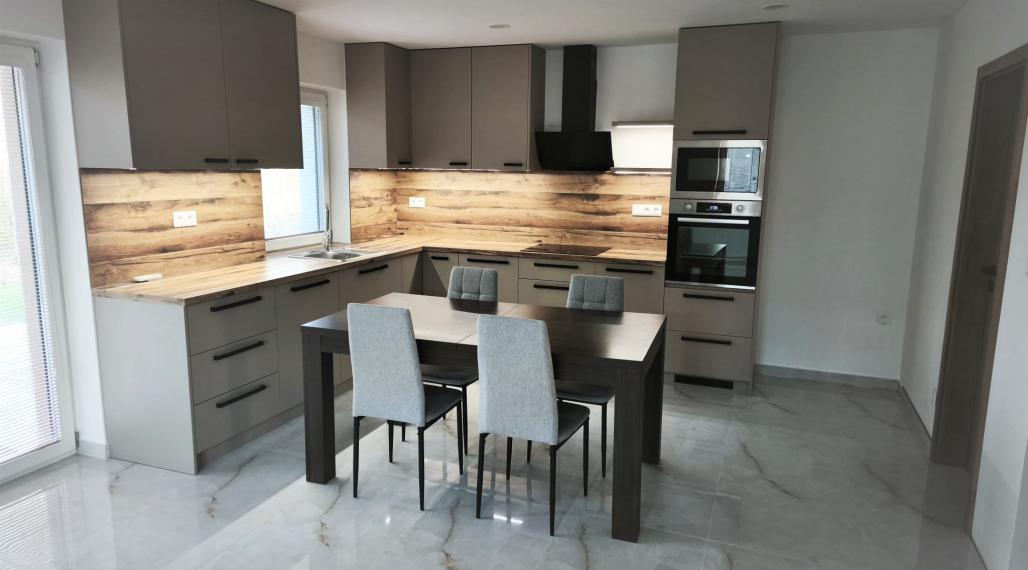 Moderný bungalov v pokojnej lokalite s veľkým pozemkom