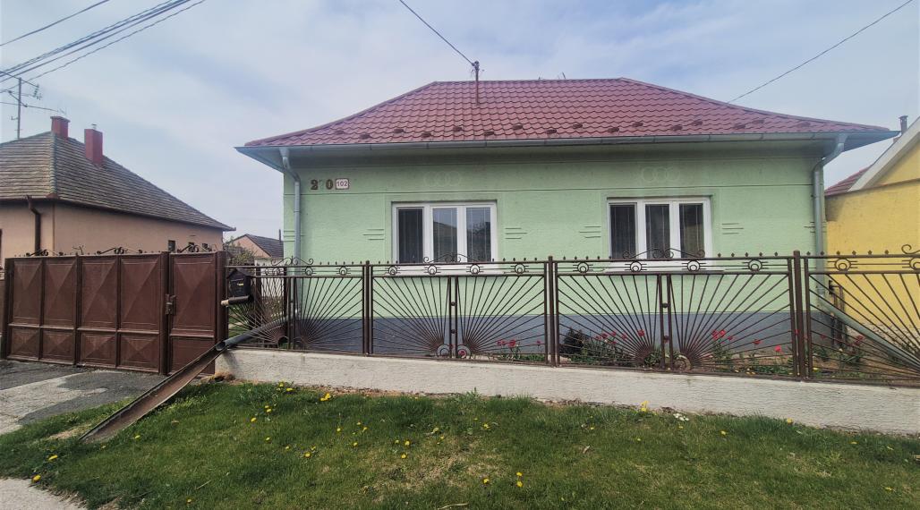 TOP PONUKA - Rodinný dom s veľkým pozemkom v obci Nekyje na Ostrove