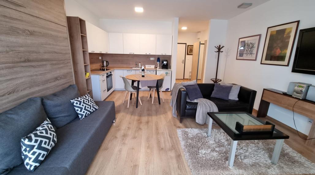 Krásny, kompletne zariadený 1 izb. byt s balkónom a parkovacím  miestom