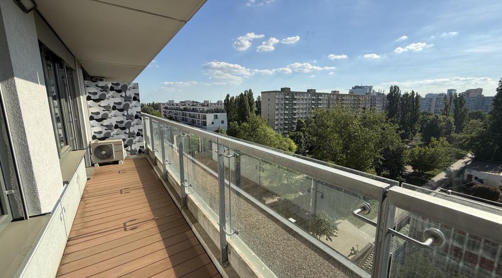 Klimatizovaný 2-izbový byt s balkónom, parkovanie v garáži, OC Retro