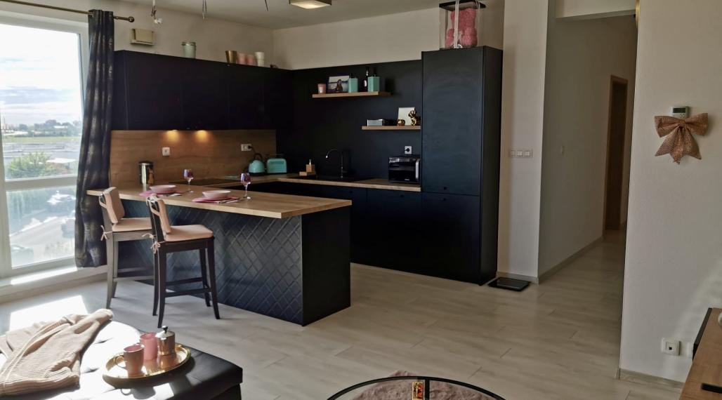 Kompletne zariadený 3-izbový byt s garážovým státím v obľúbenom projekte Senec Gardens