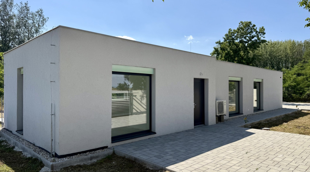 Minimalistický 4-izbový bungalov | Novostavba 2026 | 673 m² pozemok | Báč