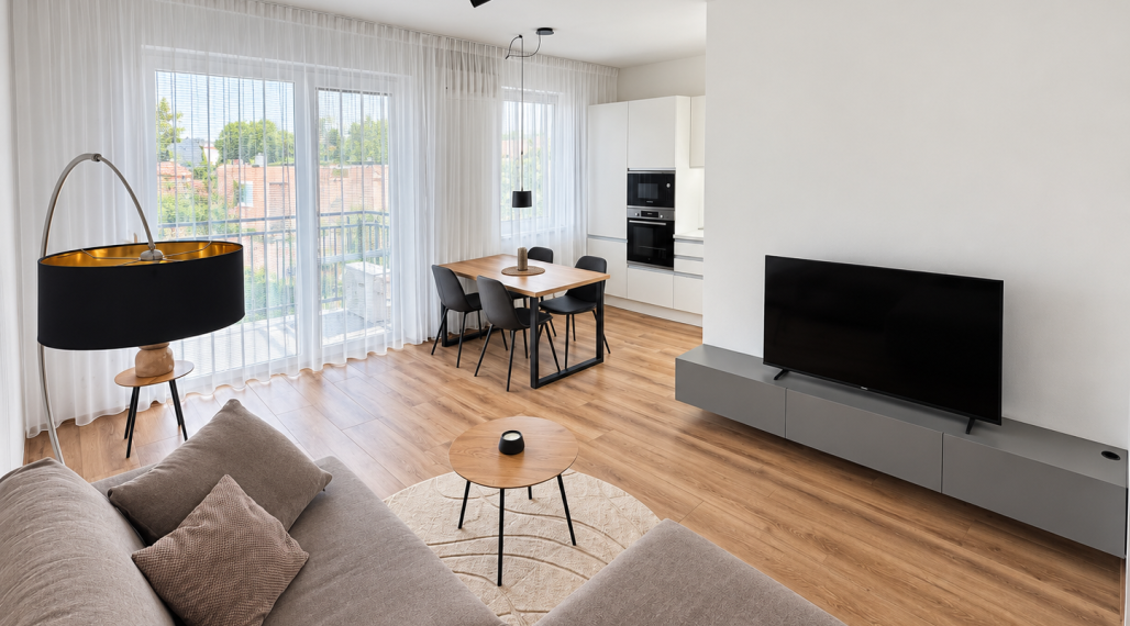 Kompletne zariadený klimatizovaný 2-izbový byt s balkónom, parkovacie miesto