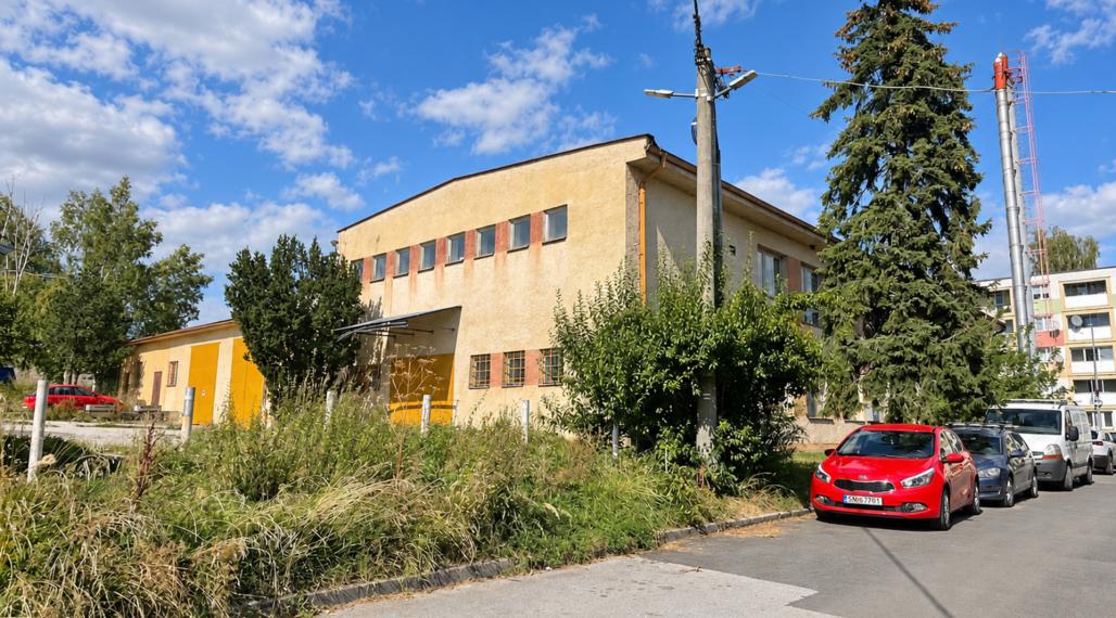 Komerčná budova s výrobnými a skladovými priestormi + 6x murovaná garáž