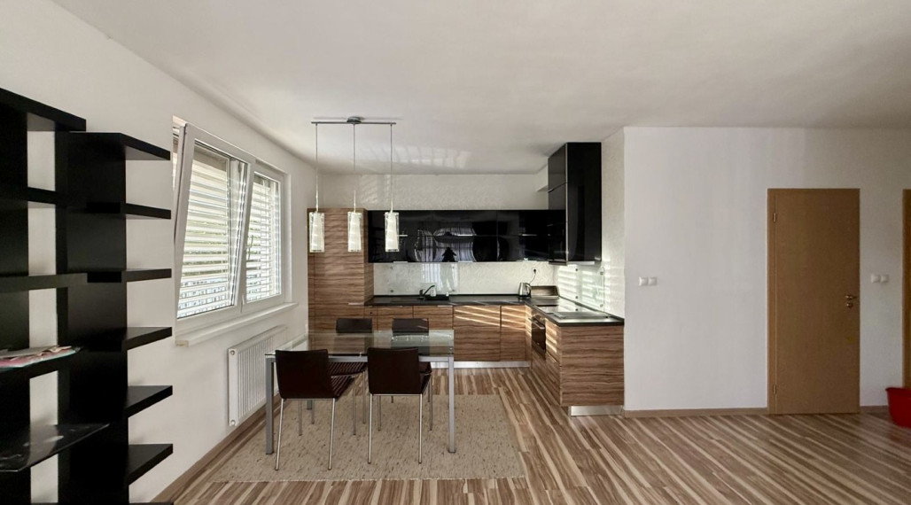 Klimatizovaný, zariadený 2i byt s balkónom a parkovaním v pokojnej lokalite Rače,Kadnárova