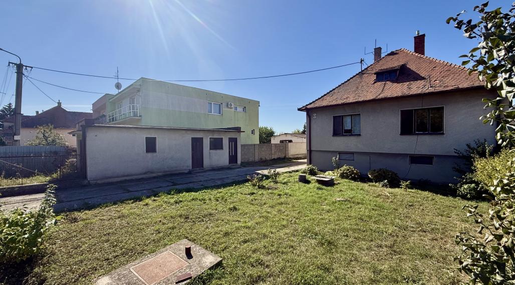 INVESTIČNÁ PRÍLEŽITOSŤ: 2 411 m² POZEMOK S RD A S MOŽNOSŤOU VÝSTAVBY 3 DVOJDOMOV
