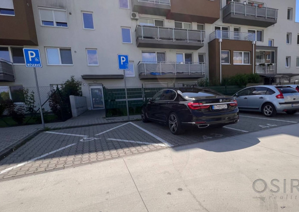 Zariadený 2i byt so záhradou 198m2, novostavba 2016, 1x parkovanie