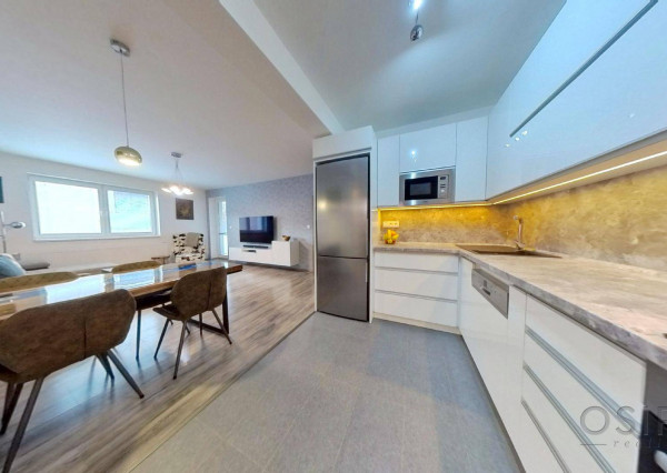 Zariadený 3i byt s balkónom, novostavba 2017, 2x parkovanie