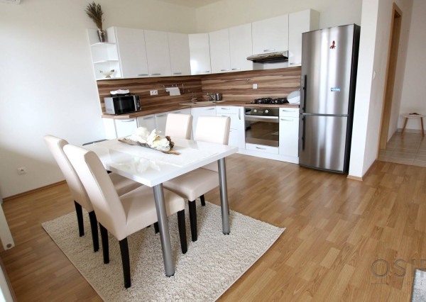 Klimatizovaný, 2i byt, šatník, garážový box v cene, Pezinok