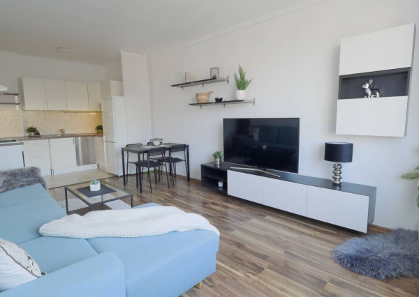 Zariadený 2i byt s balkónom, po rekonštrukcii z r. 2011, Kadnárova ul.