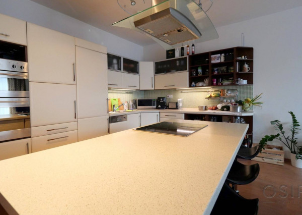 Zariadený 4i byt, 120 m2, balkón, parkovanie v garáži, Koloseo, BA III
