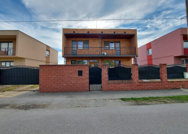 Krásny, slnečný rodinný dom so samostatnou garážou - výborná investícia