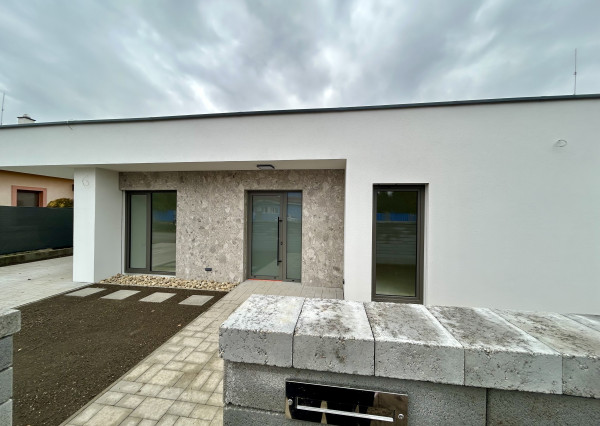 KVALITNE VYHOTOVENÁ NOVOSTAVBA 4 IZB. RD 5 MIN. OD SENCA - OBEC TUREŇ
