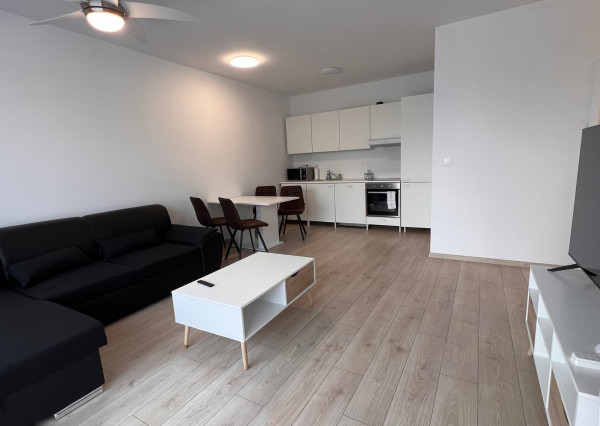 Klimatizovaný, zariadený 2i byt v novostavbe v tichej lokalite Rovinka s vlastným parkovacím miestom