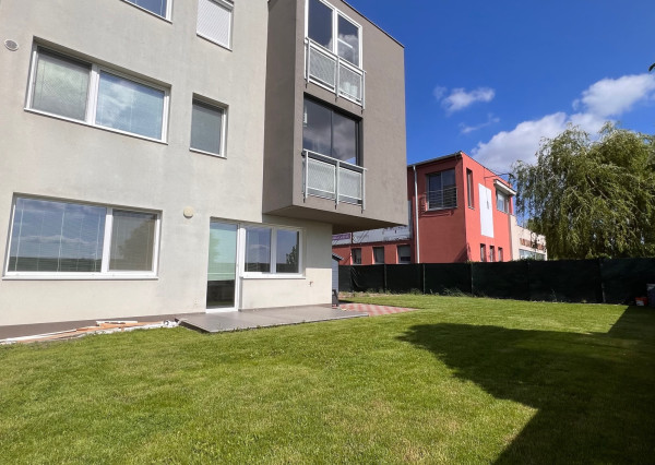 Zariadený 2i byt so záhradou 198m2, novostavba 2016, 1x parkovanie