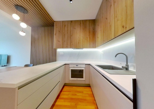 Klimatizovaný 3i byt zariadený dizajnérom v novostavbe Cubicon, parkovanie v garáži