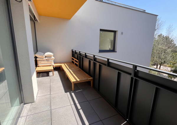 Klimatizovaný, zariadený 2i byt v novostavbe v tichej lokalite Rovinka s vlastným parkovacím miestom