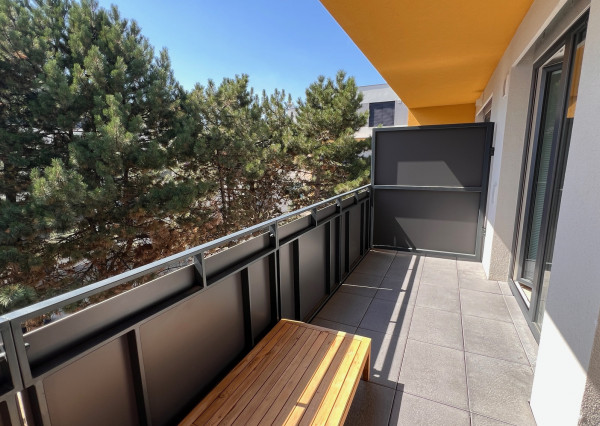 Klimatizovaný, zariadený 2i byt v novostavbe v tichej lokalite Rovinka s vlastným parkovacím miestom